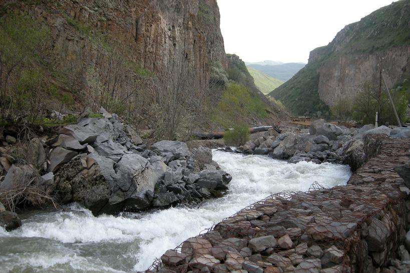 El Ministerio de Medio Ambiente describió hoy como "catastrófica" la situación ambiental del río Yeghegis, en donde están 17 pequeñas centrales hidroeléctricas que pertenecen a varios políticos. Analizarán una por una los permisos.