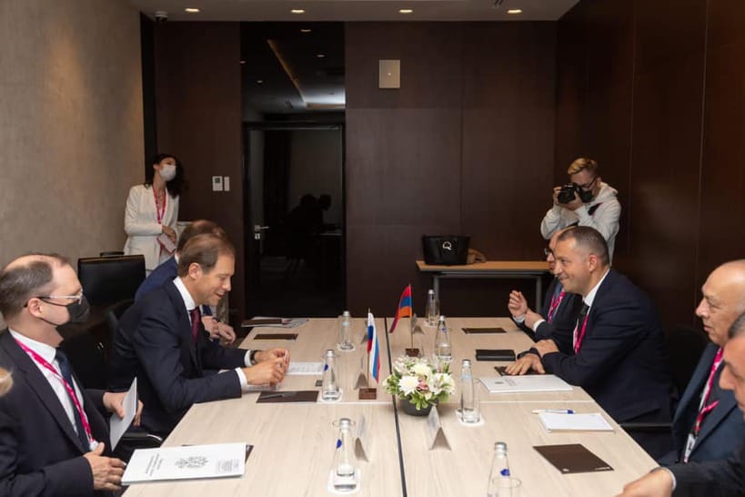 Rusia busca producir paneles solares en Armenia