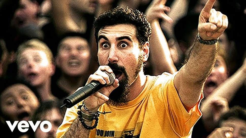 La banda System of a Down, dirigida por el solista Serj Tankian, celebra que su canción Chop Suey fuera votada como la mejor canción de metal del siglo XXI por la revista Metal Hammer tras recibir mil millones de visitas en YouTube.