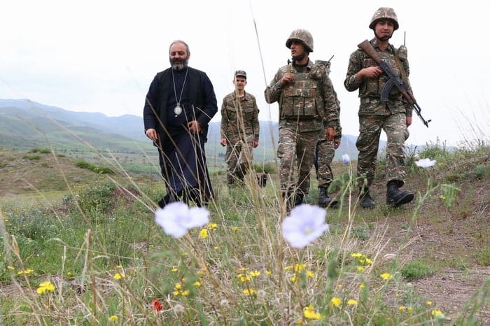 Soldados y religioso armenio caminan por la frontera en Tavush