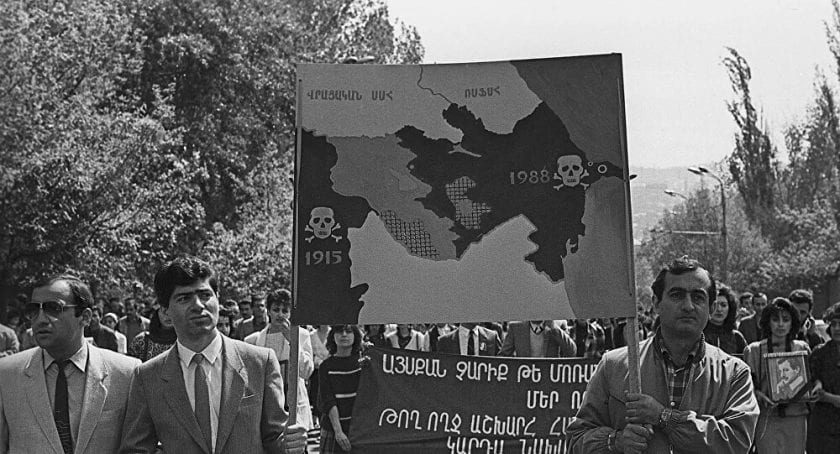 Marcha en Ereván, Armenia en abril de 1988 dedicado al pogromo de Sumgait de febrero de 1988.