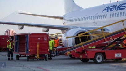 Un avión de carga en el aeropuerto Zvartnots de Ereván se carga con suministros humanitarios para el Líbano